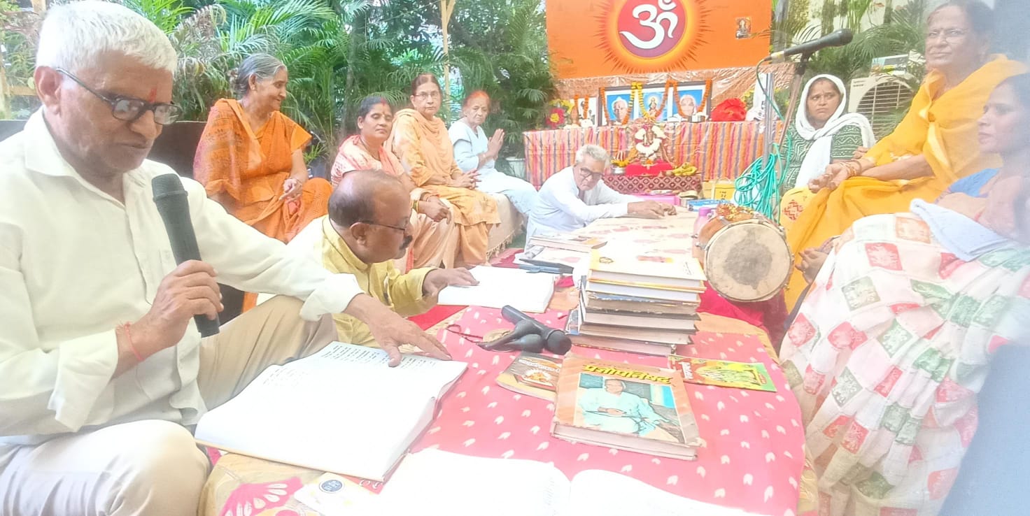 Elders and devotees reading Pragya Upanishad